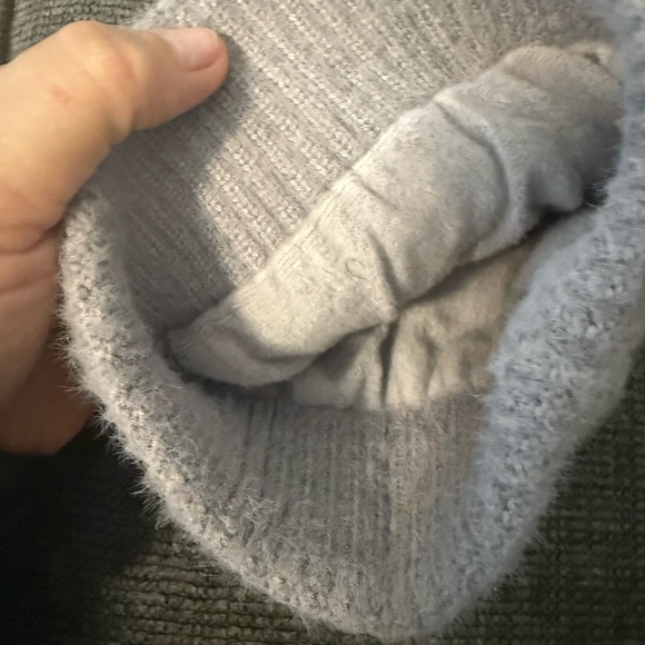 Stylish Gray Pom-Pom Beanie mom removed tags selling as a regular hat. Faux fur - Picture 2 of 3